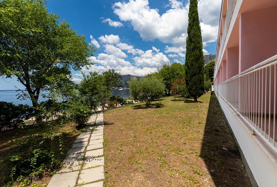 Hotel Tourist Settlement Brzet Omiš Esterno foto