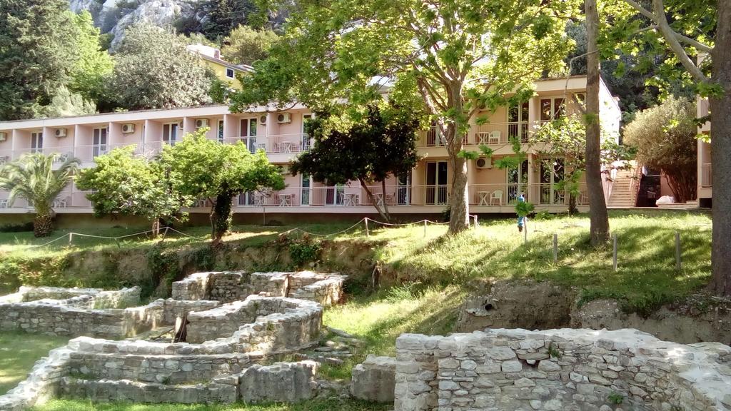 Hotel Tourist Settlement Brzet Omiš Esterno foto