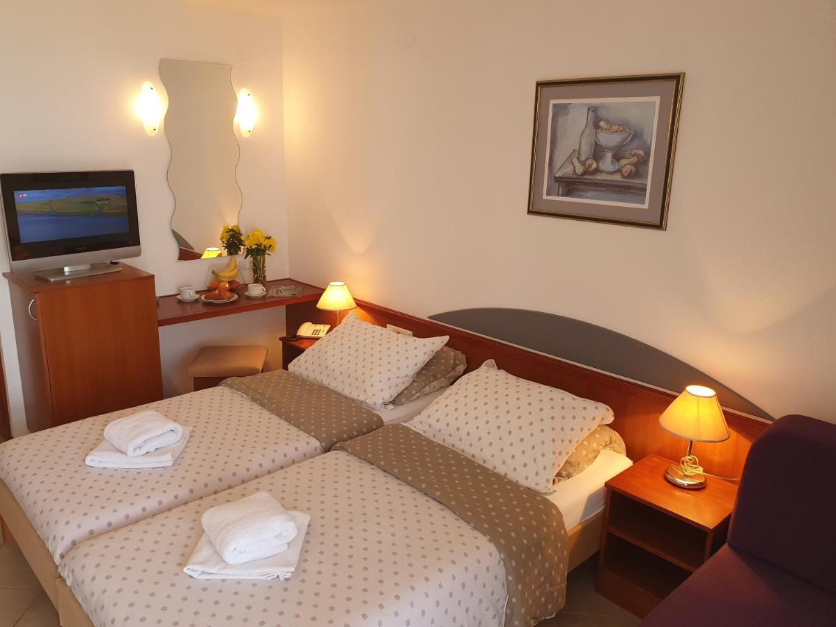 Hotel Tourist Settlement Brzet Omiš Esterno foto